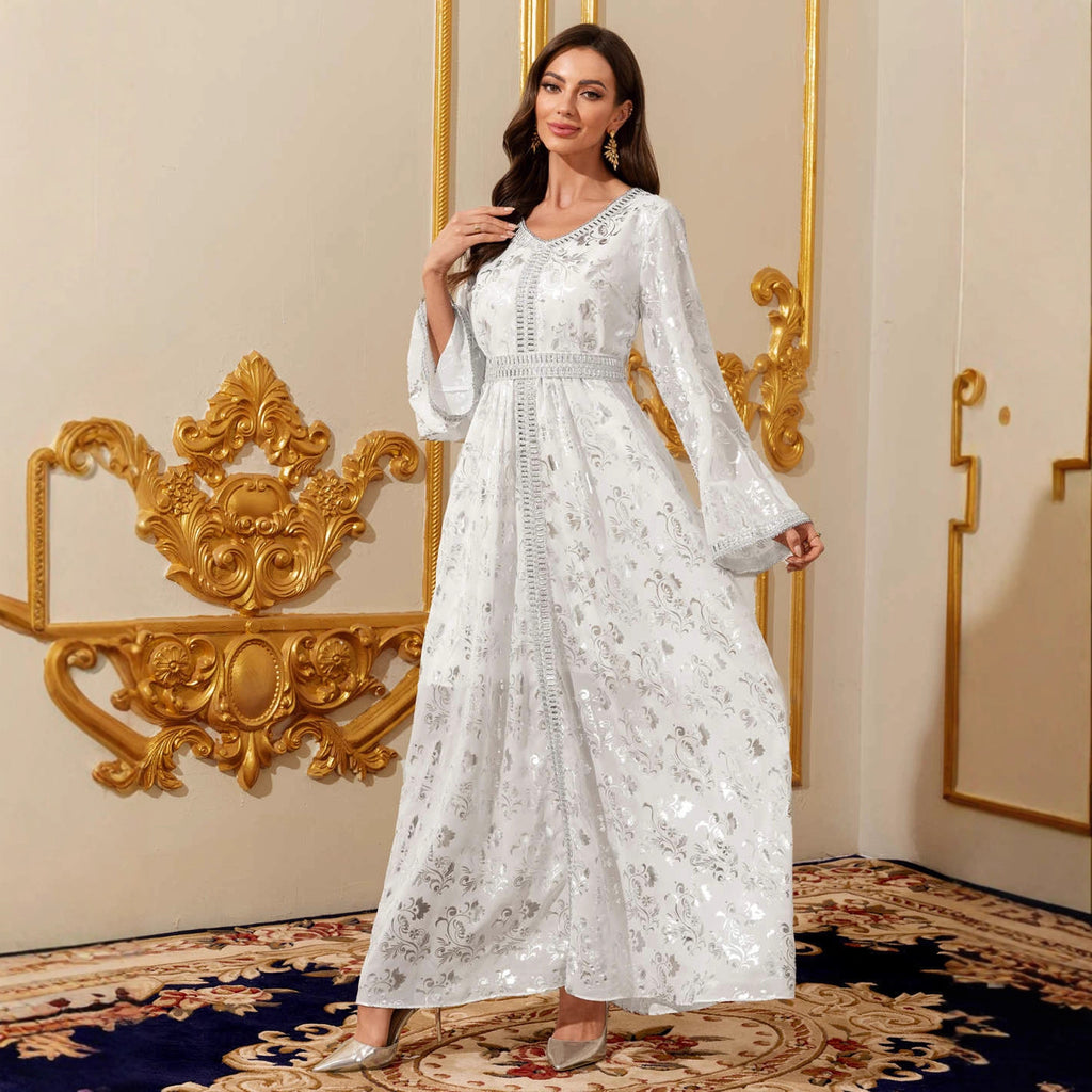 Robe longue blanche à manches longues et motifs dorés