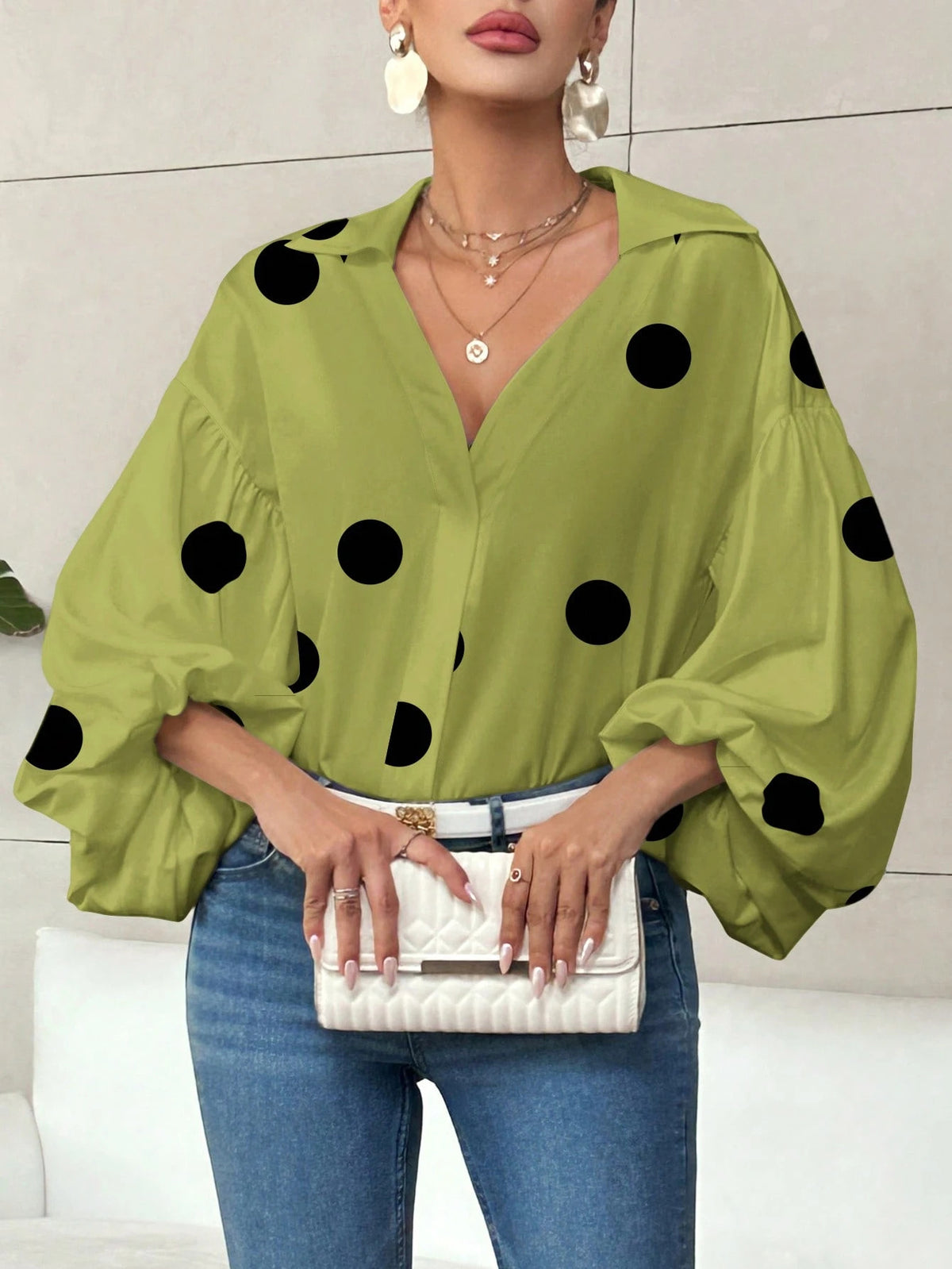 Blouse femme ample à col ouvert et manches bouffantes