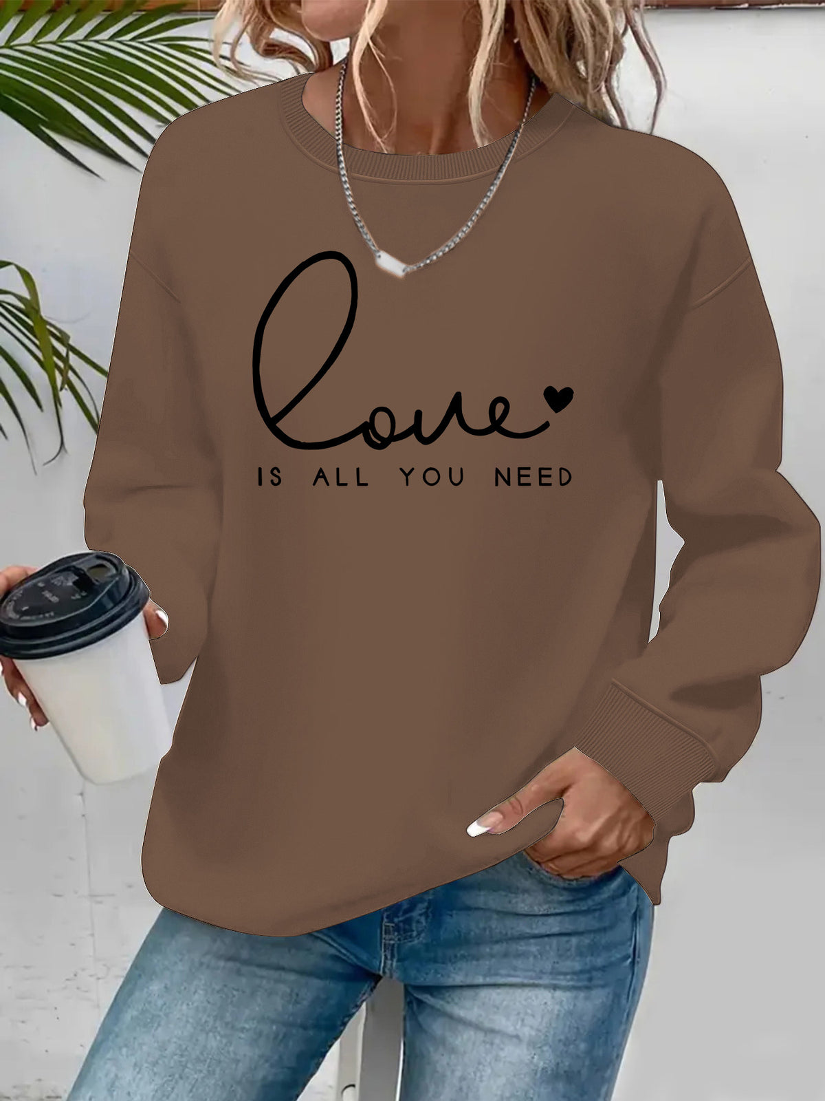Sweat femme ample à col rond « Love is what you need »