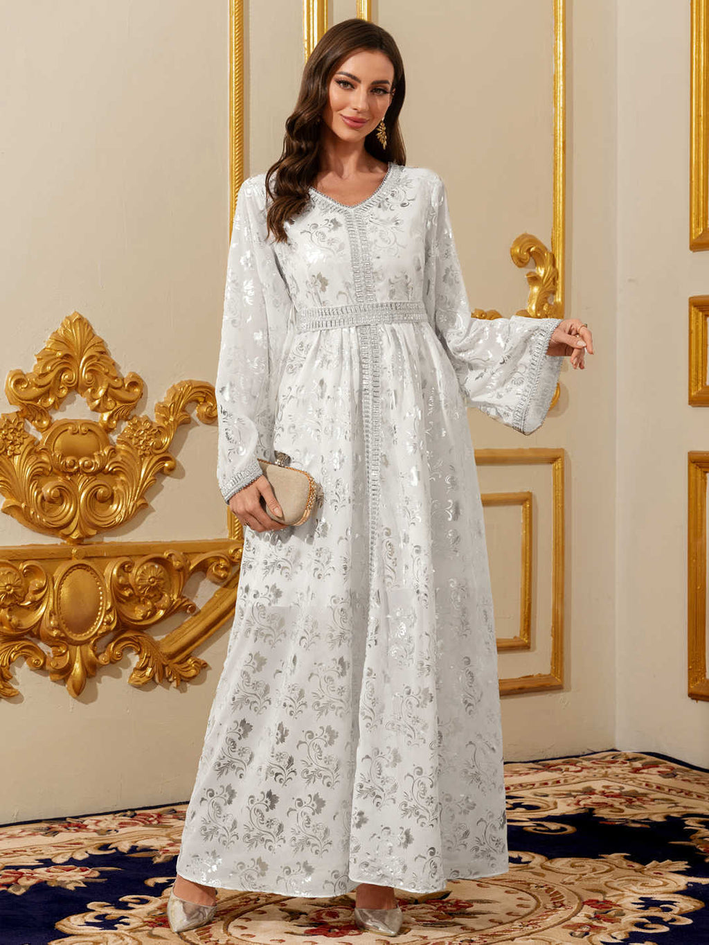 Robe longue blanche à manches longues et motifs dorés