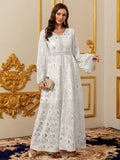 Robe longue blanche à manches longues et motifs dorés