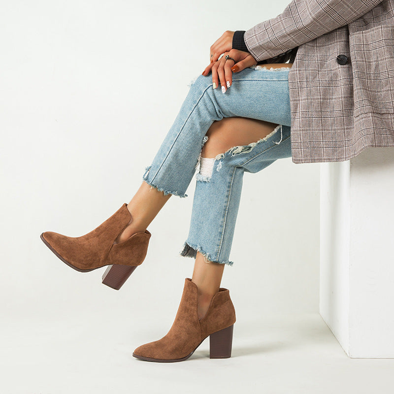 Damen-Stiefeletten im Martin-Stil – Wildleder, 8 cm Blockabsatz, spitze Kappe, schmal geschnitten