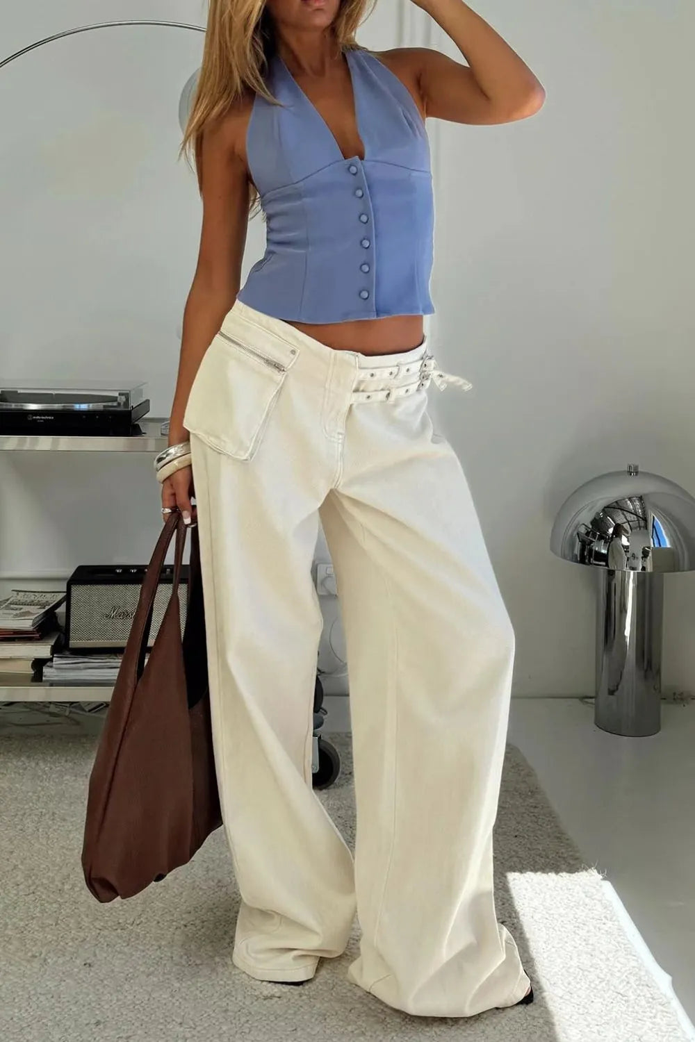 Jean femme à jambes larges et détails à boucles