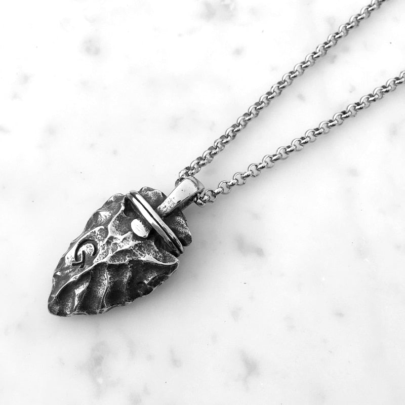 Collier homme à pendentif pointe de flèche argenté