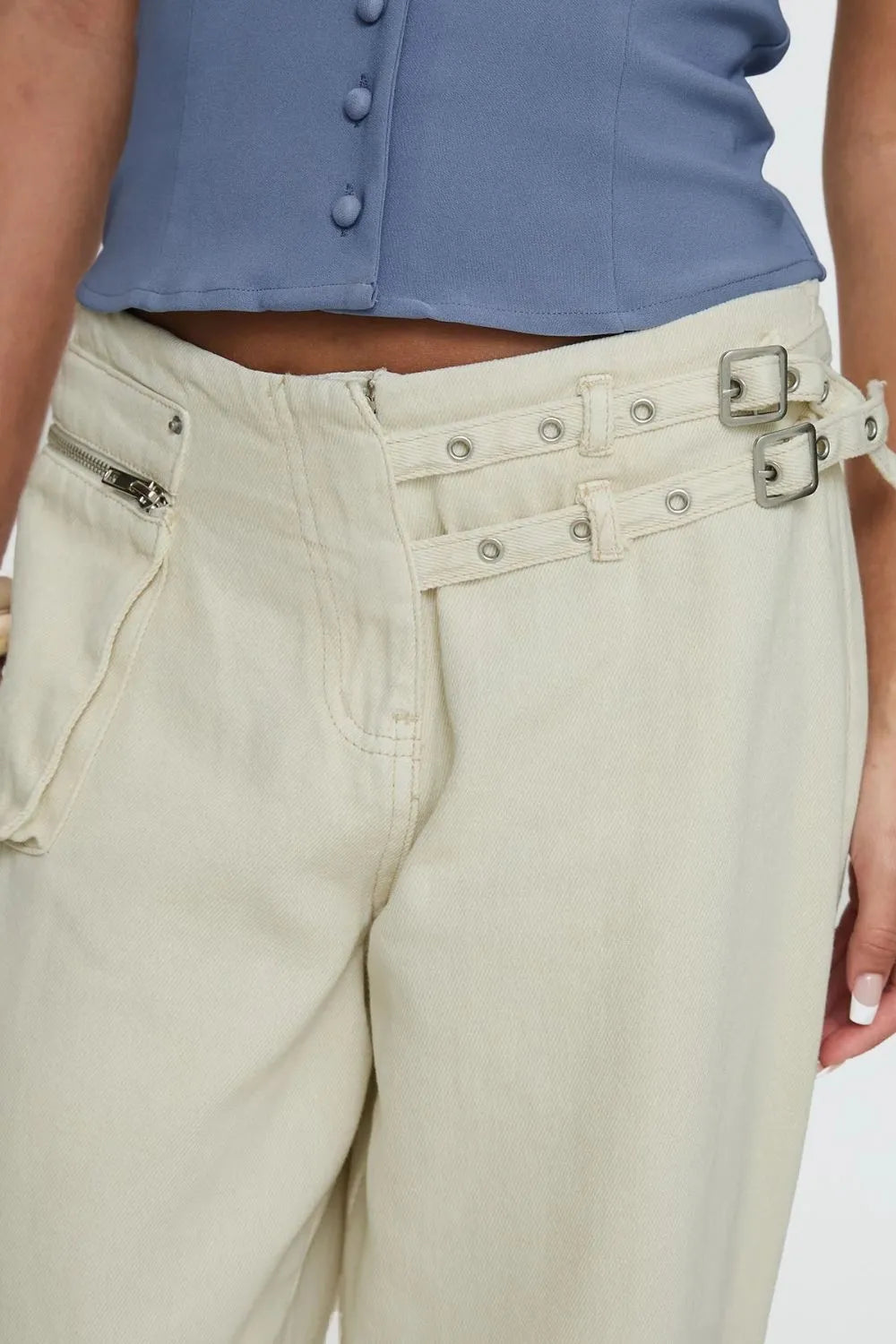 Jean femme à jambes larges et détails à boucles