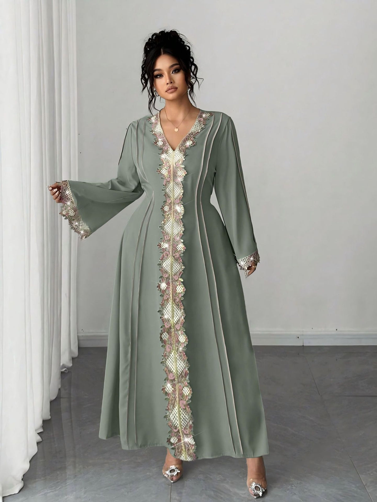 Robe longue grande taille en dentelle brodée à col V