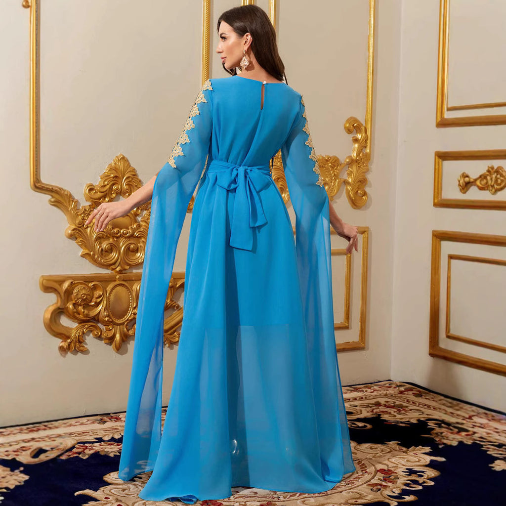 Robe longue bleue en mousseline et dentelle, manches trois-quarts