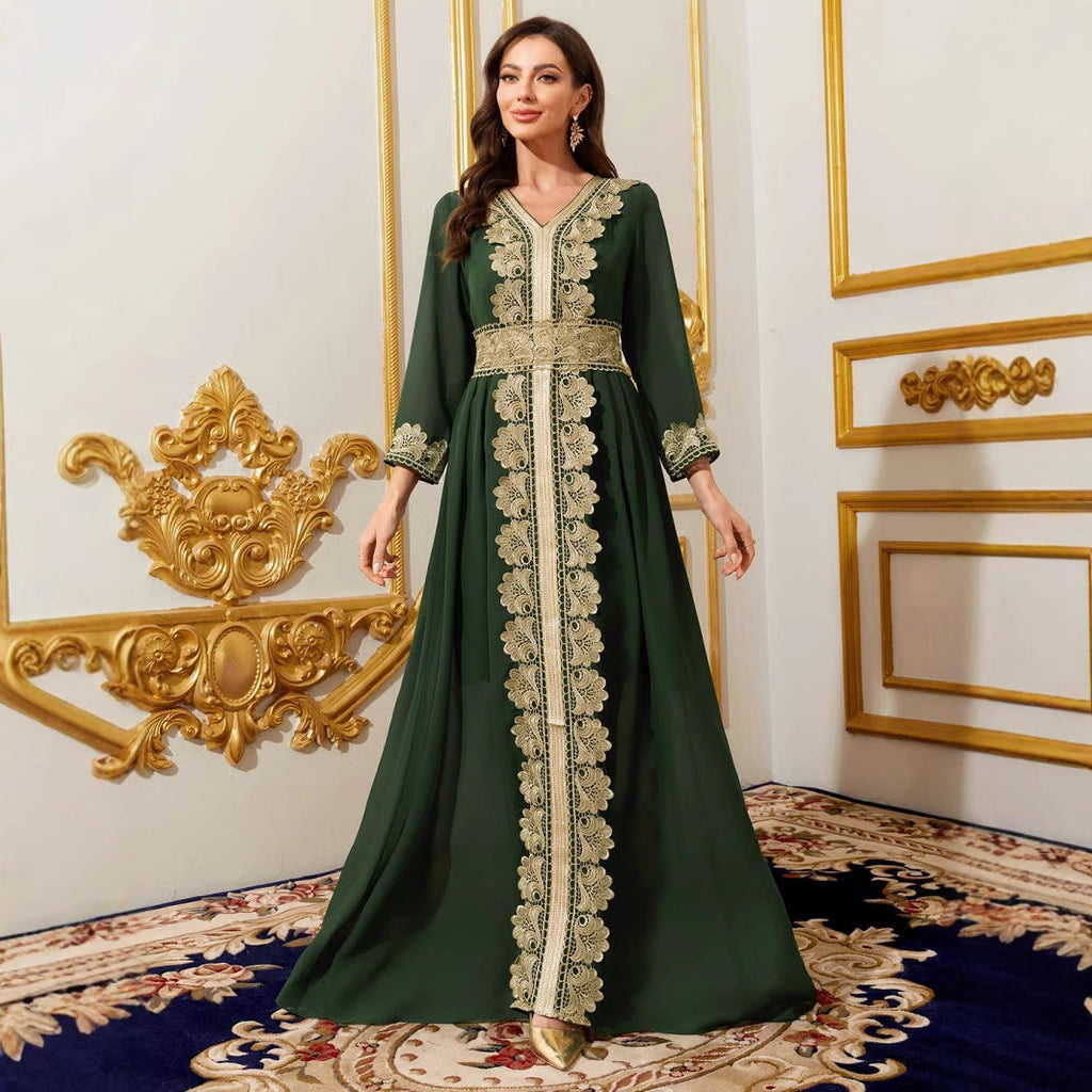Robe longue verte en mousseline à col V et détails en dentelle