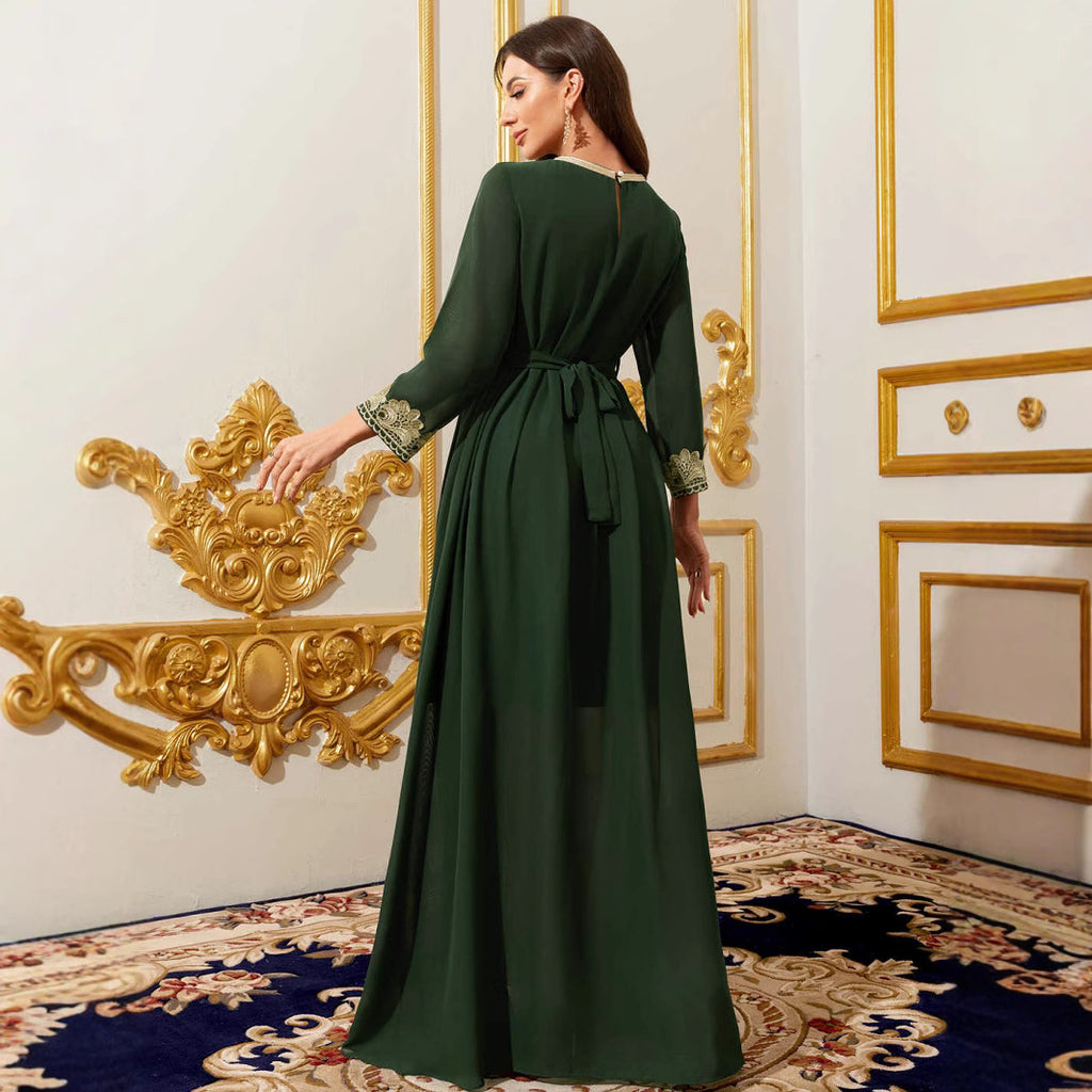Robe longue verte en mousseline à col V et détails en dentelle