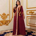 Robe longue bordeaux en dentelle à manches longues et ceinture