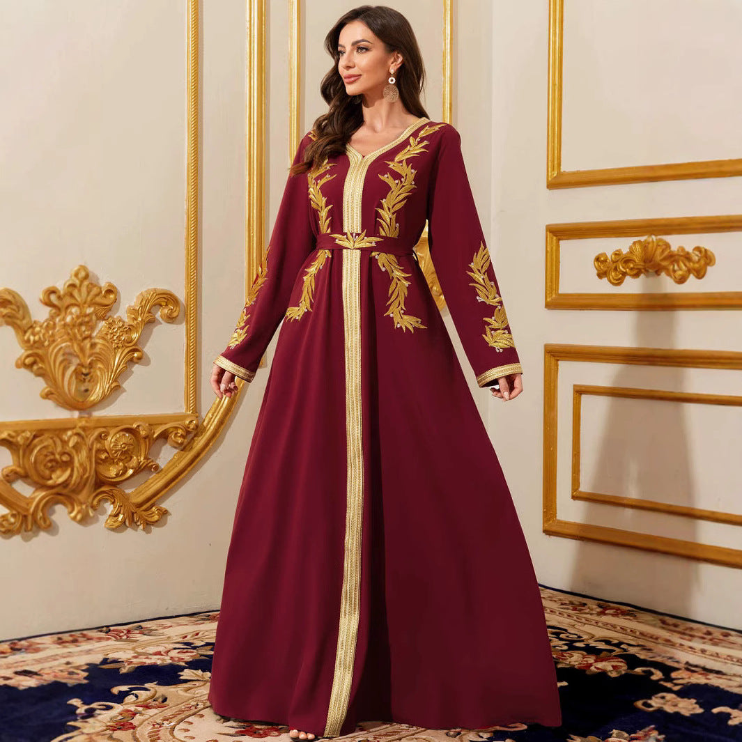 Robe longue bordeaux en dentelle à manches longues et ceinture