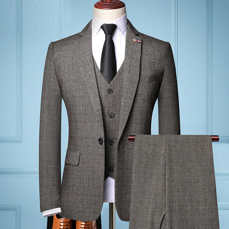 Costume homme trois pièces à coupe ajustée