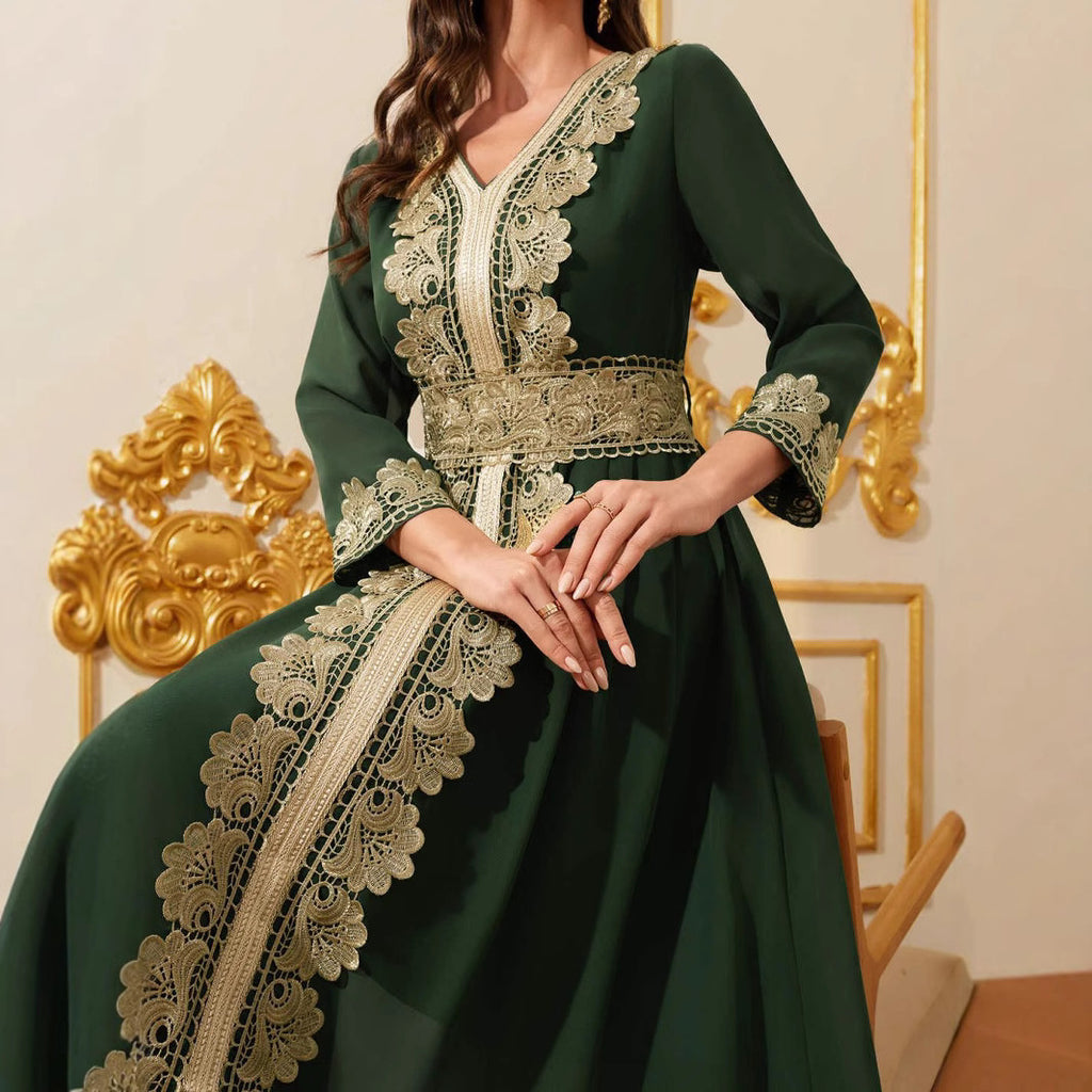 Robe longue verte en mousseline à col V et détails en dentelle