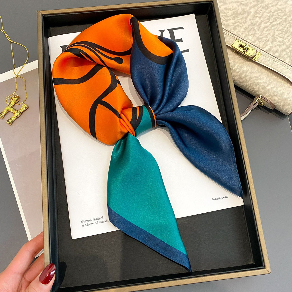 Foulard carré femme à imprimé floral – 70 × 70 cm