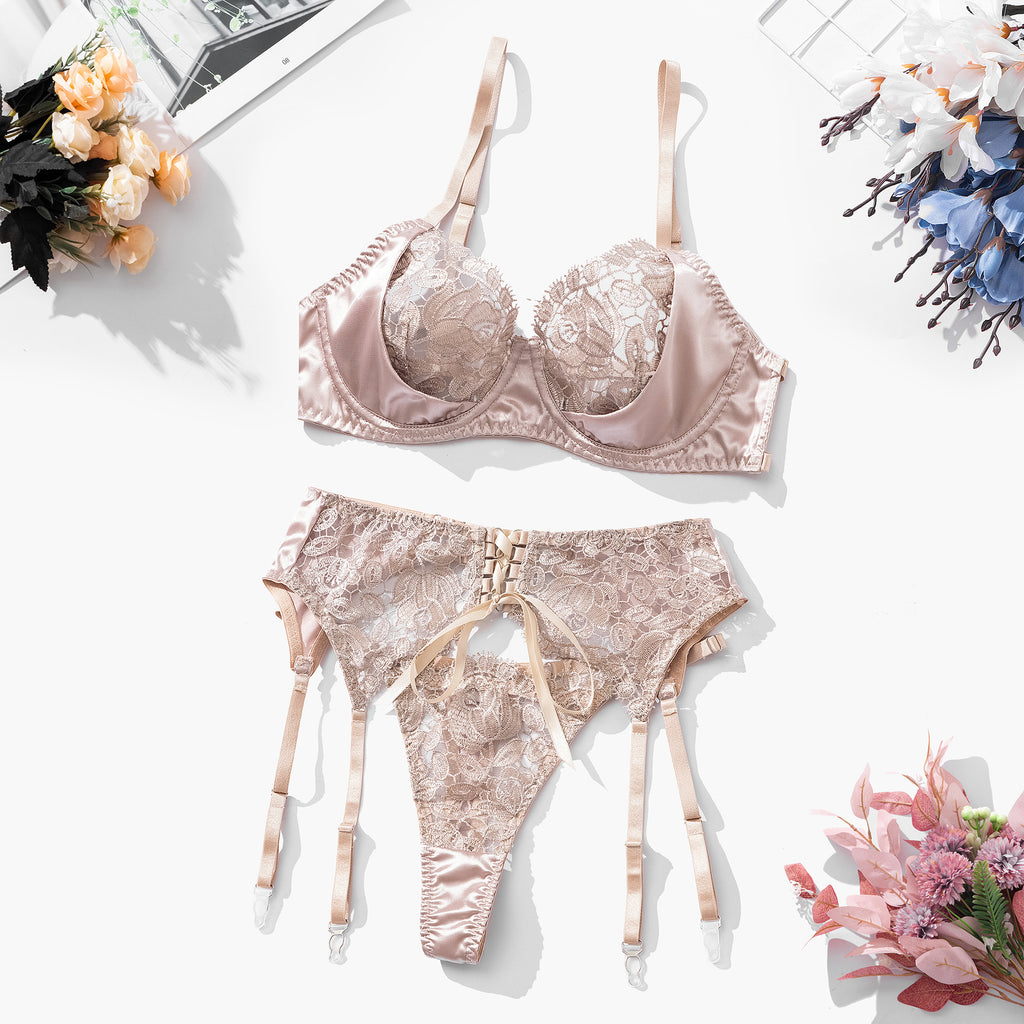 Ensemble lingerie beige à broderies florales et laçage