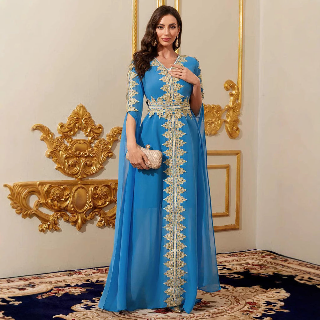 Robe longue bleue en mousseline et dentelle, manches trois-quarts