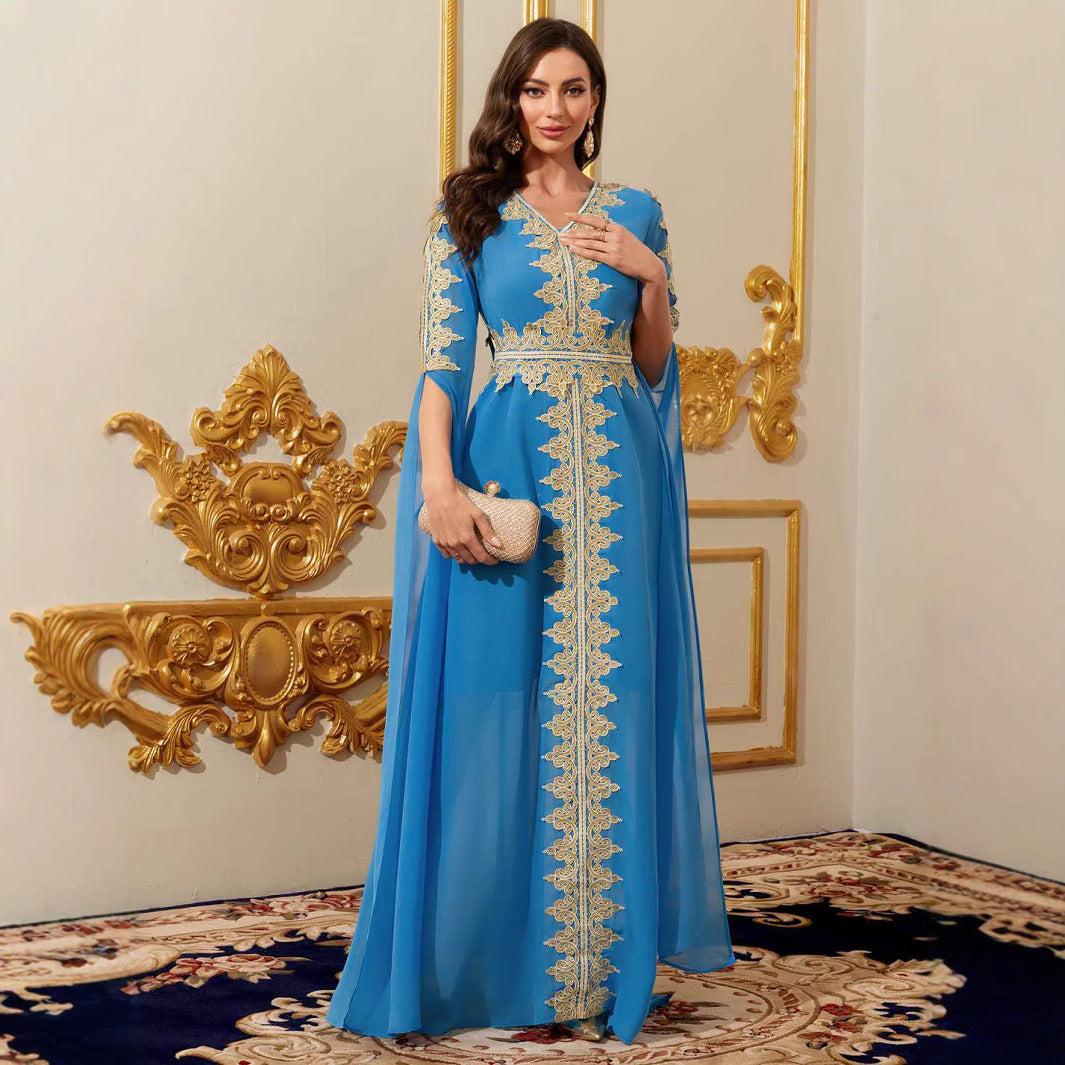Robe longue bleue en mousseline et dentelle, manches trois-quarts