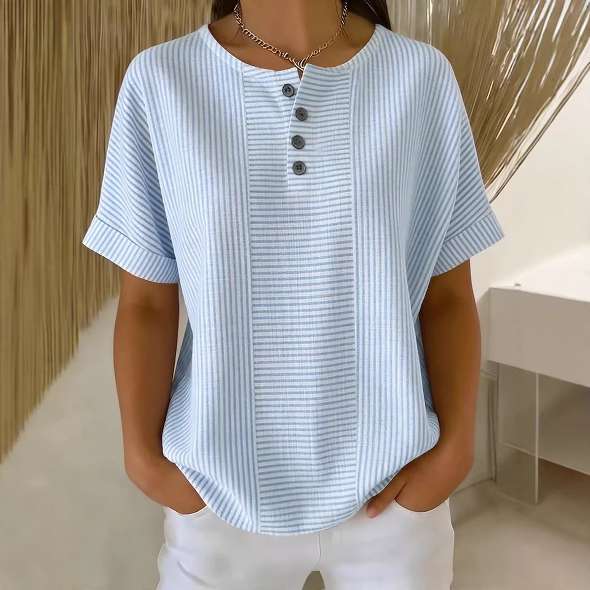 T-shirt femme rayé à manches courtes et col boutonné