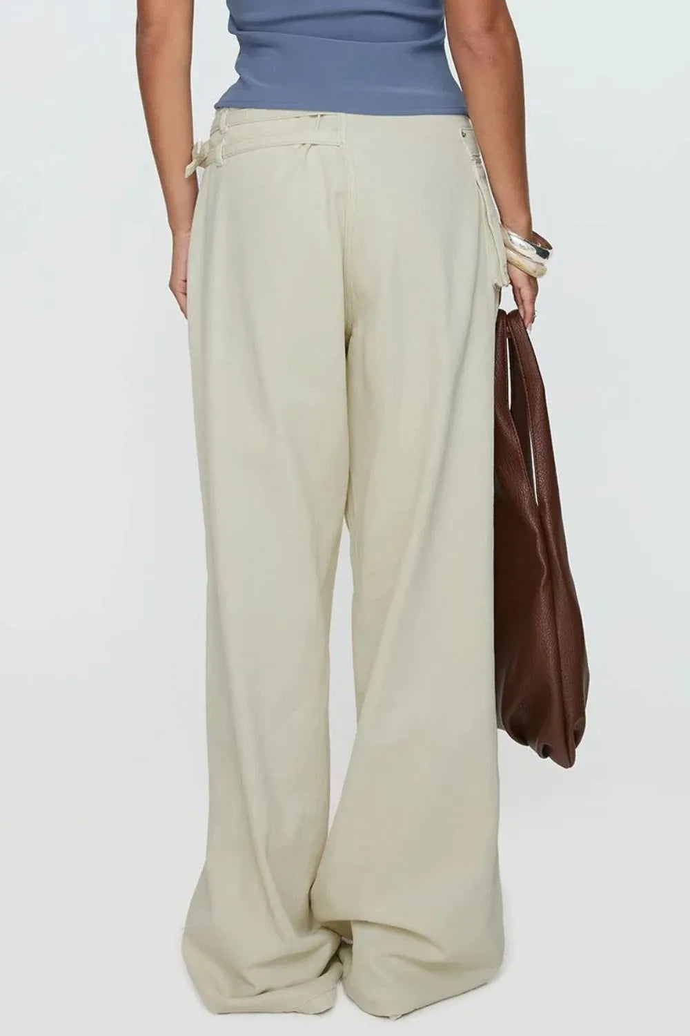 Jean femme à jambes larges et détails à boucles