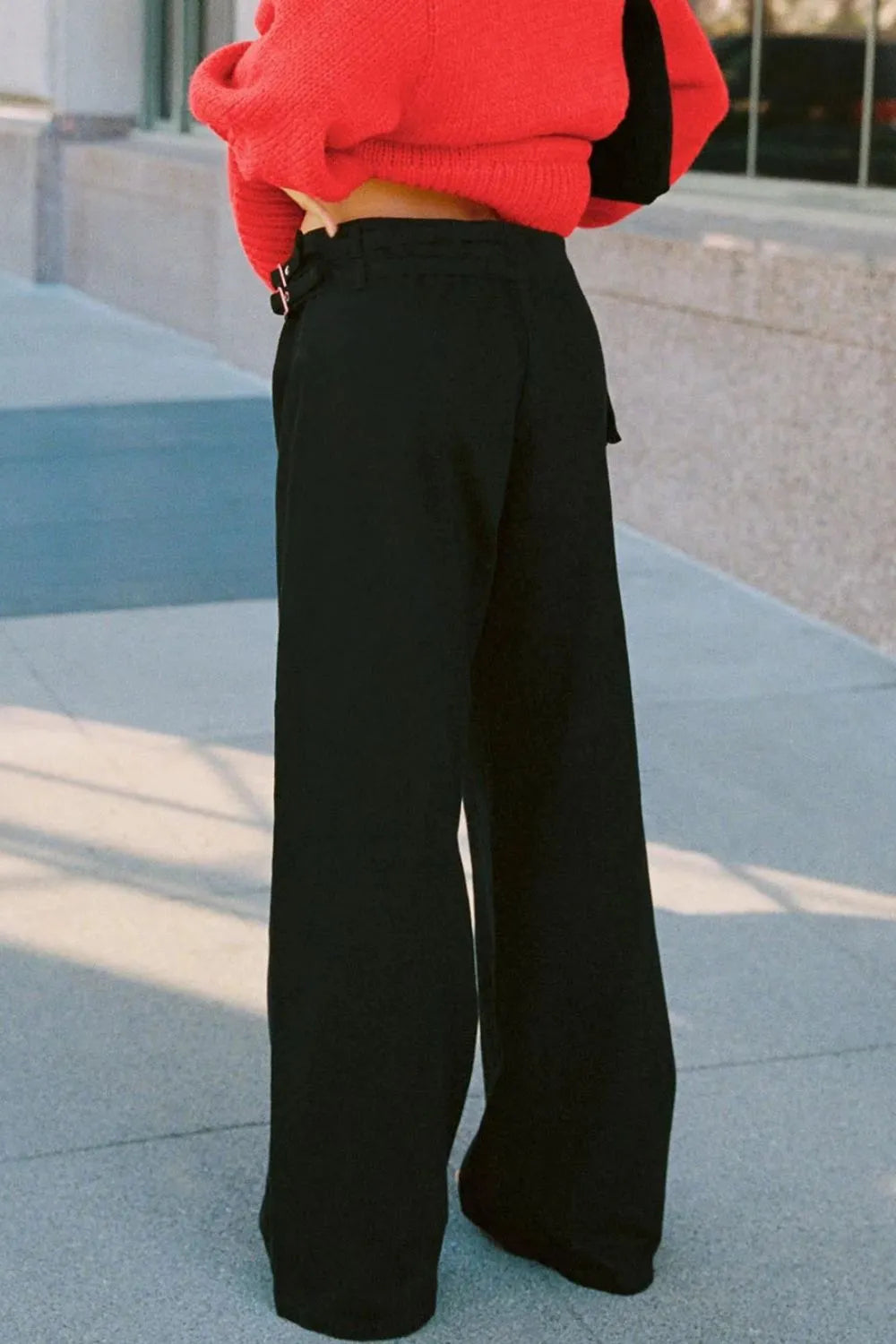 Jean femme à jambes larges et détails à boucles