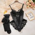 Body noir en dentelle et tissu satiné avec bas