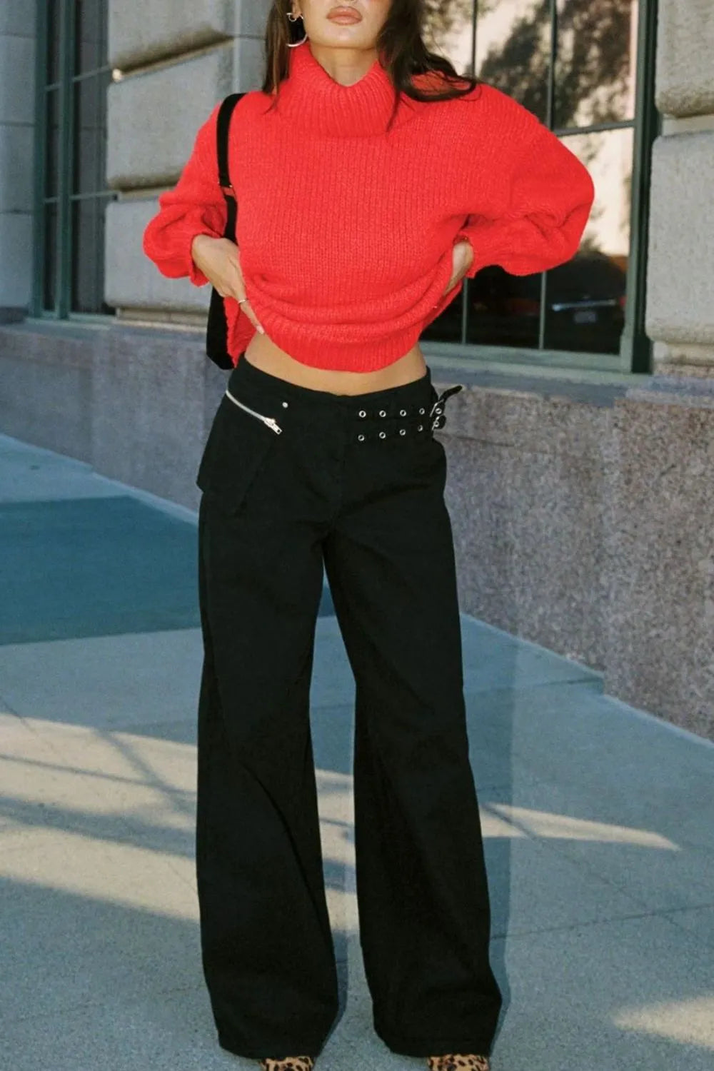Jean femme à jambes larges et détails à boucles
