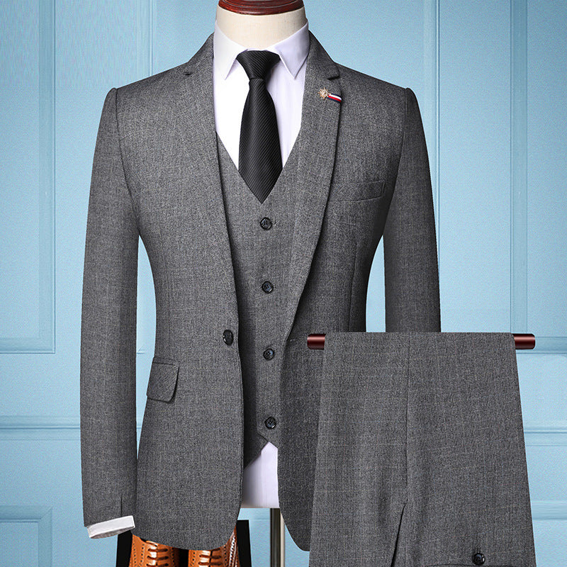 Costume homme trois pièces à coupe ajustée