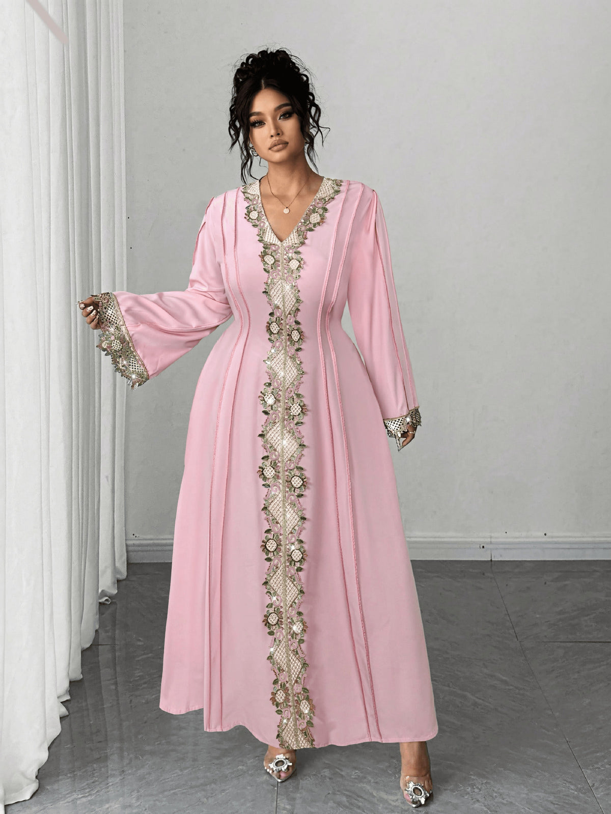 Robe longue grande taille en dentelle brodée à col V