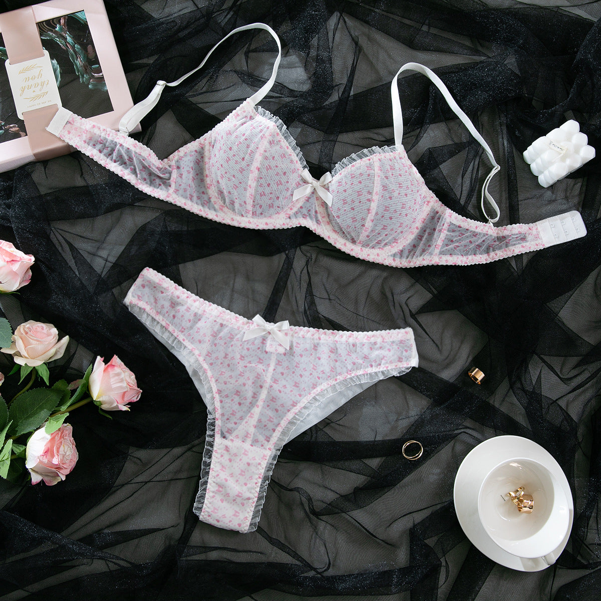Ensemble lingerie femme en maille à petits nœuds