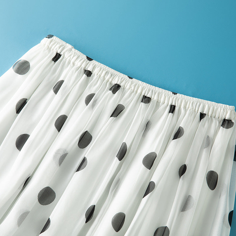 Jupe midi blanche à pois, coupe évasée