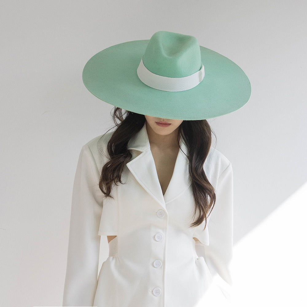 Chapeau femme en laine vert menthe à très large bord