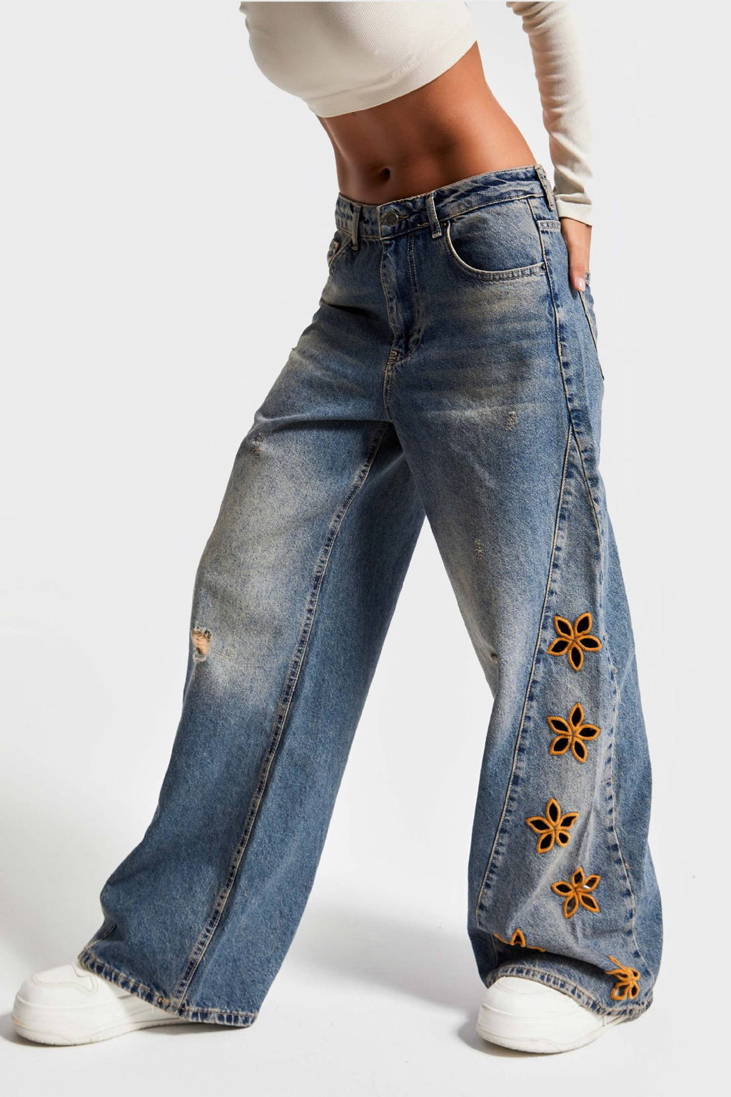 Jean femme taille haute coupe ample à motifs floraux ajourés