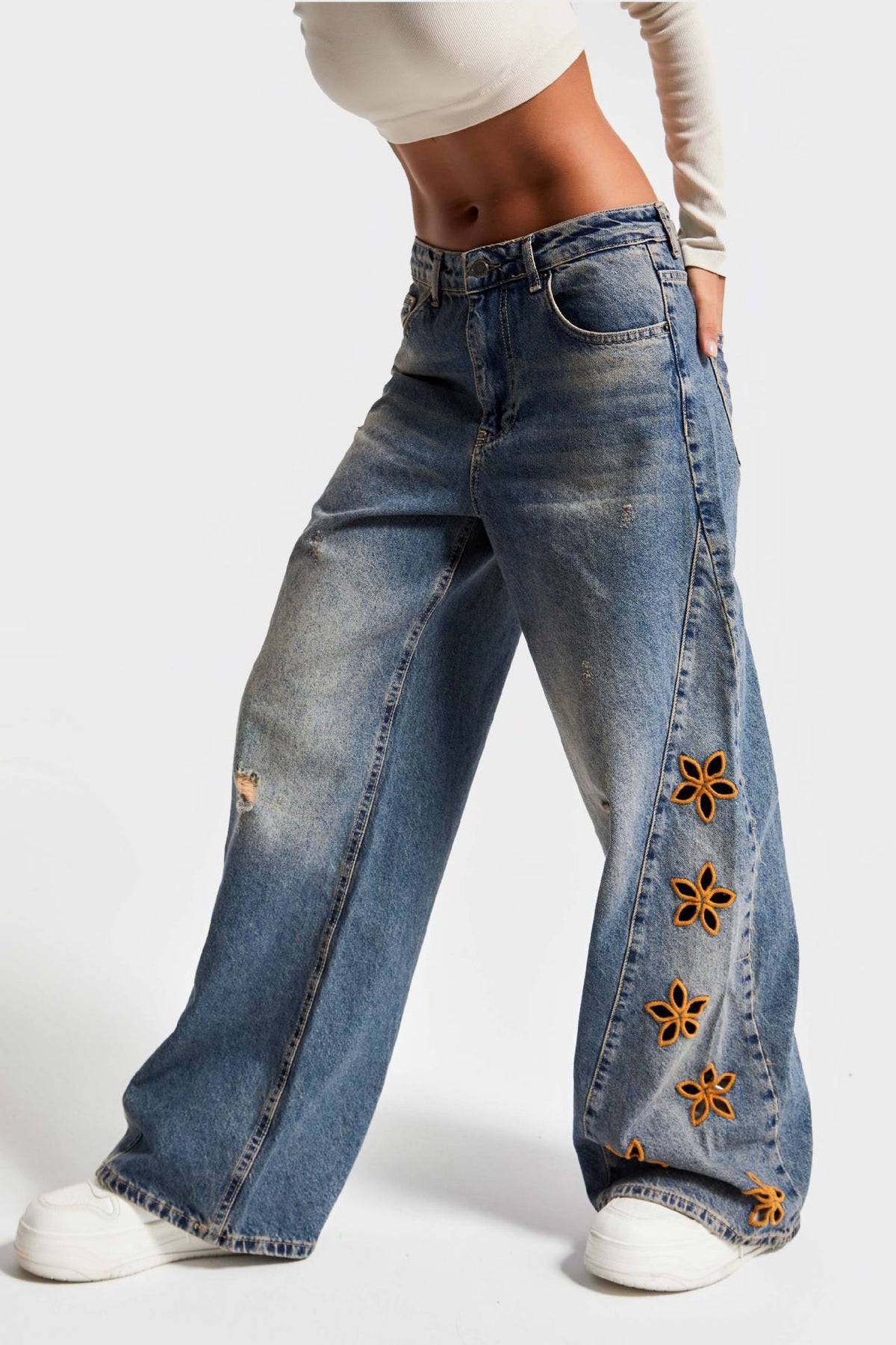 Jean femme taille haute coupe ample à motifs floraux ajourés