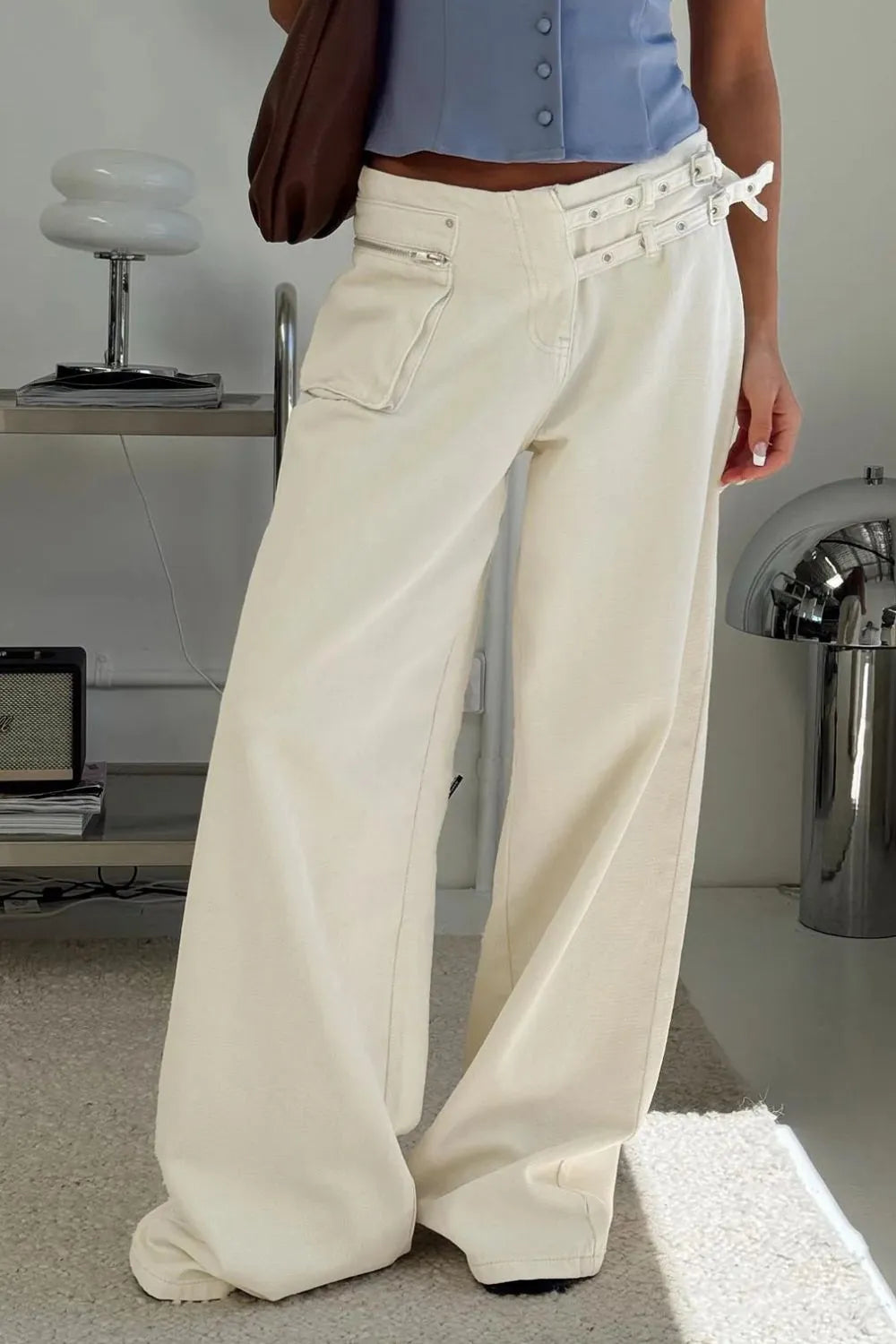 Jean femme à jambes larges et détails à boucles
