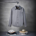 Chemise homme gris foncé à manches longues et poche poitrine