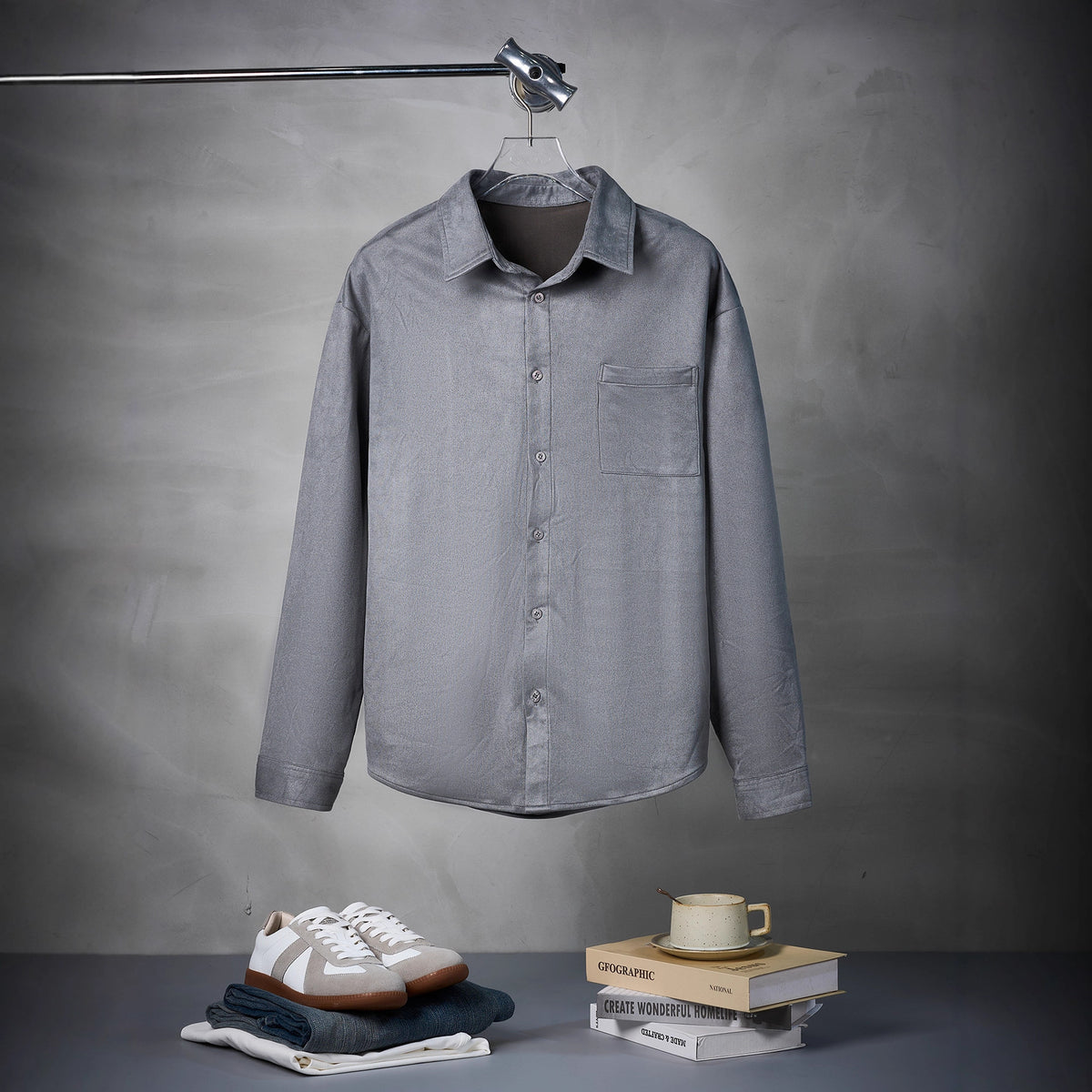 Chemise homme gris foncé à manches longues et poche poitrine