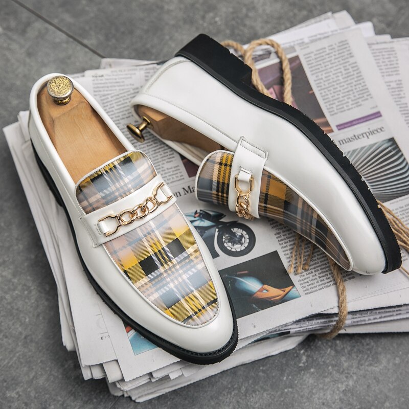 Mocassins homme en cuir à carreaux et chaîne dorée, style luxe italien