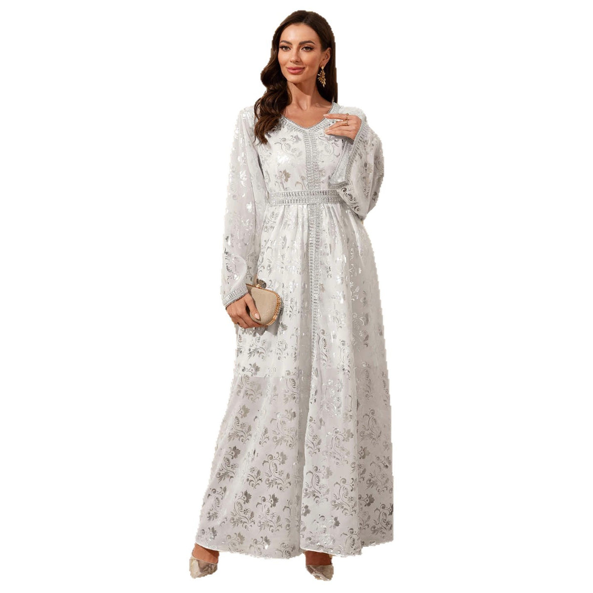 Robe longue blanche à manches longues et motifs dorés