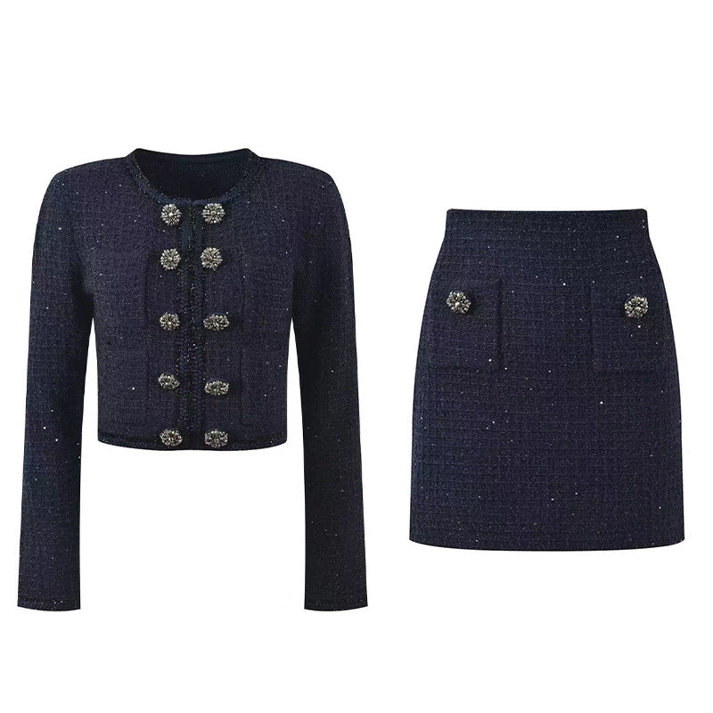 Ensemble cardigan et mini-jupe bleu marine en maille à boutons bijoux