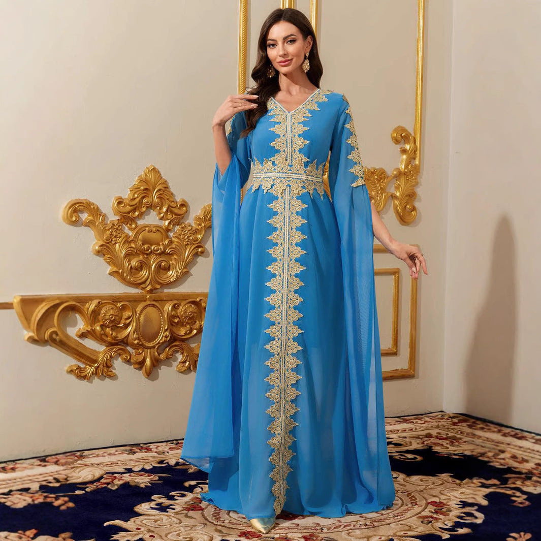 Robe longue bleue en mousseline et dentelle, manches trois-quarts