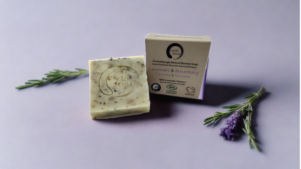 Savon solide certifié bio – Lavande & Romarin avec fleurs de lavande 90 g.