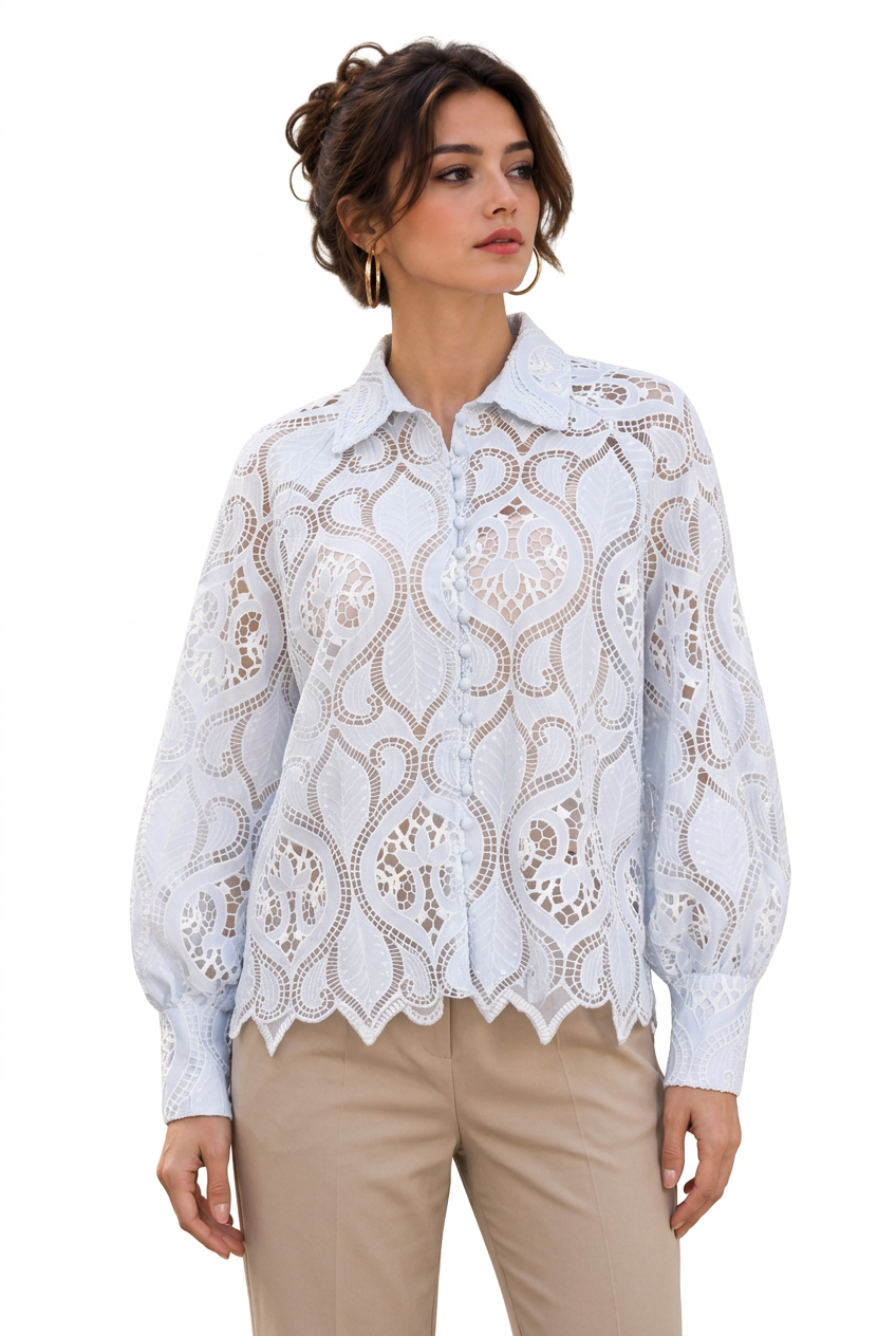Chemise femme brodée ajourée portée par Stéphanie, vue de face sur fond blanc