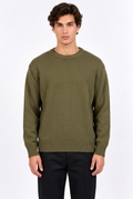 Pull homme ample à col rond et manches longues