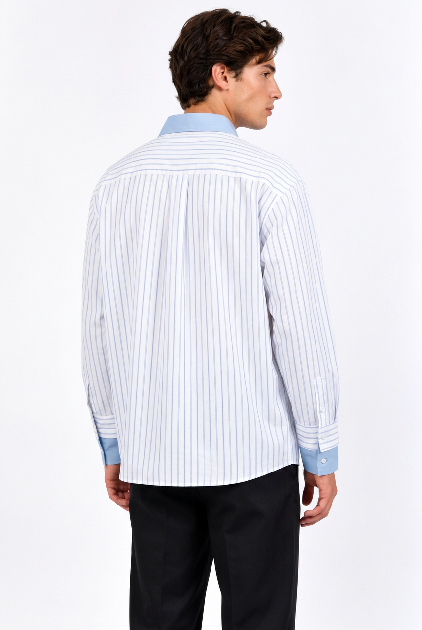 Jeff portant la chemise homme à rayures bleues, vue de dos trois-quarts