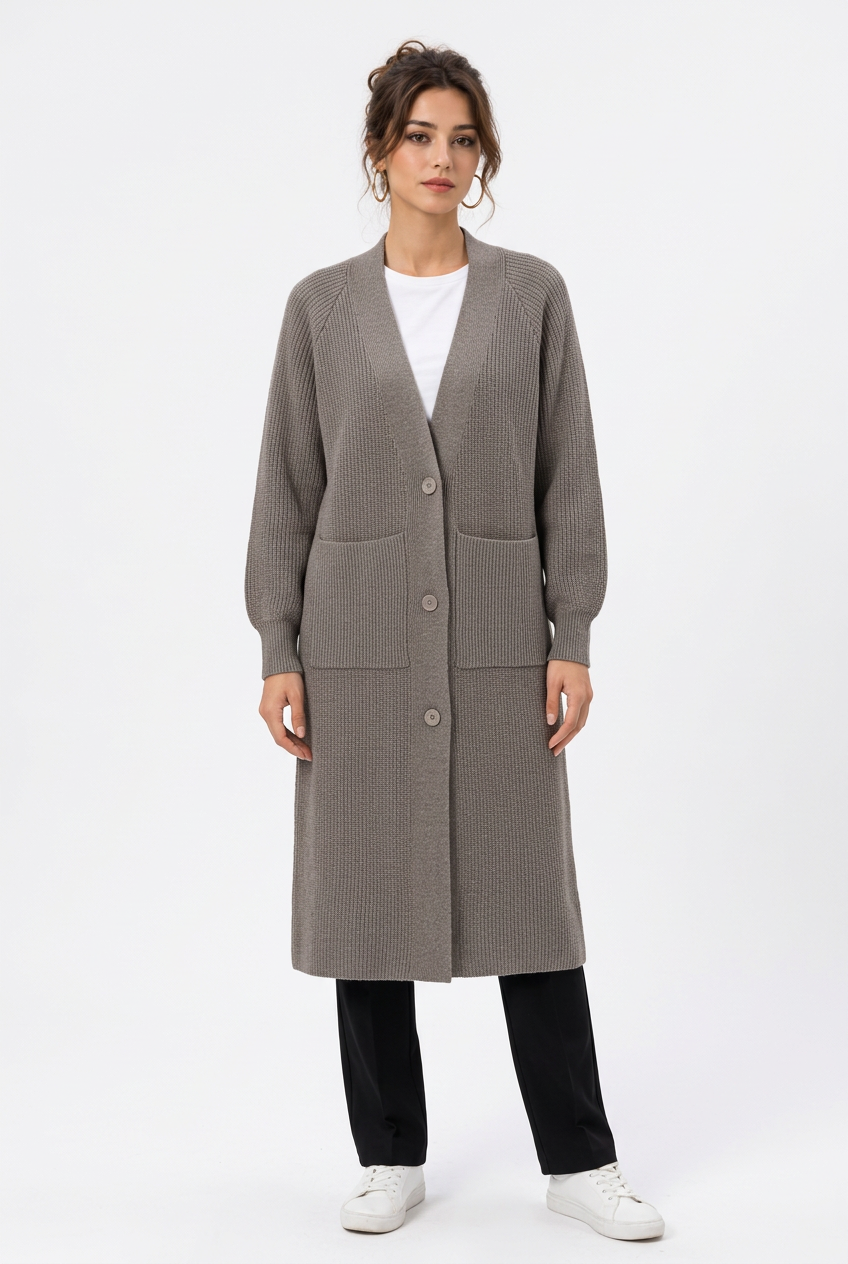 Stéphanie portant le cardigan long en maille côtelée kaki taupe