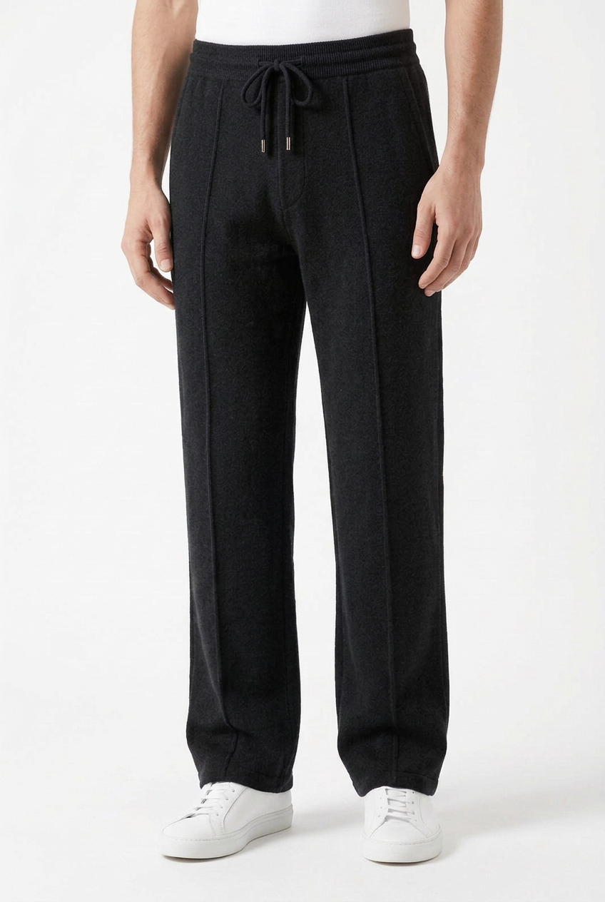 Pantalon Kashmir noir, porté ample