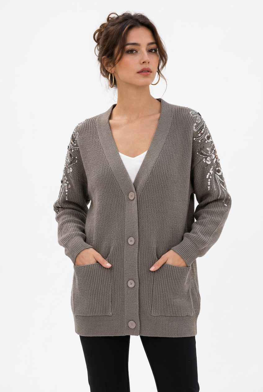 Stéphanie portant le cardigan femme taupe à manches ornées