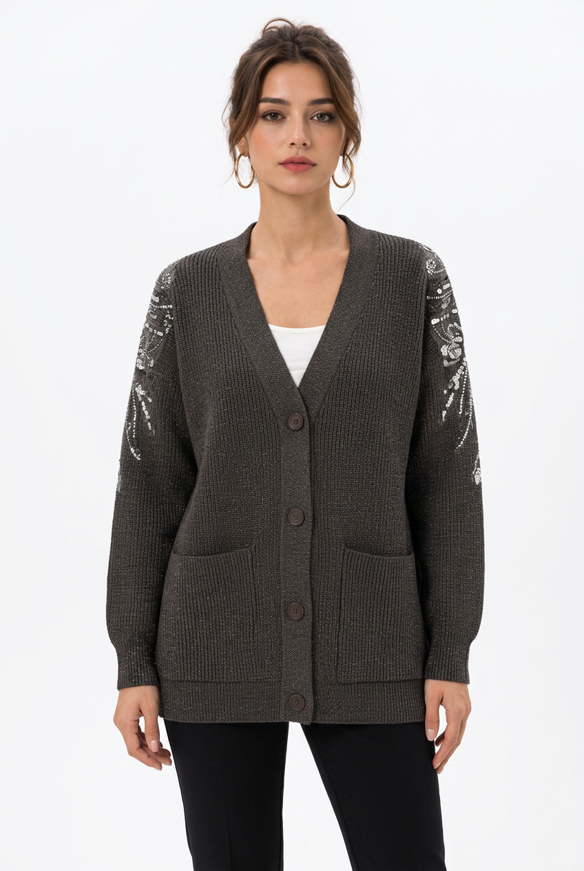 Stéphanie portant le cardigan femme anthracite à manches ornées