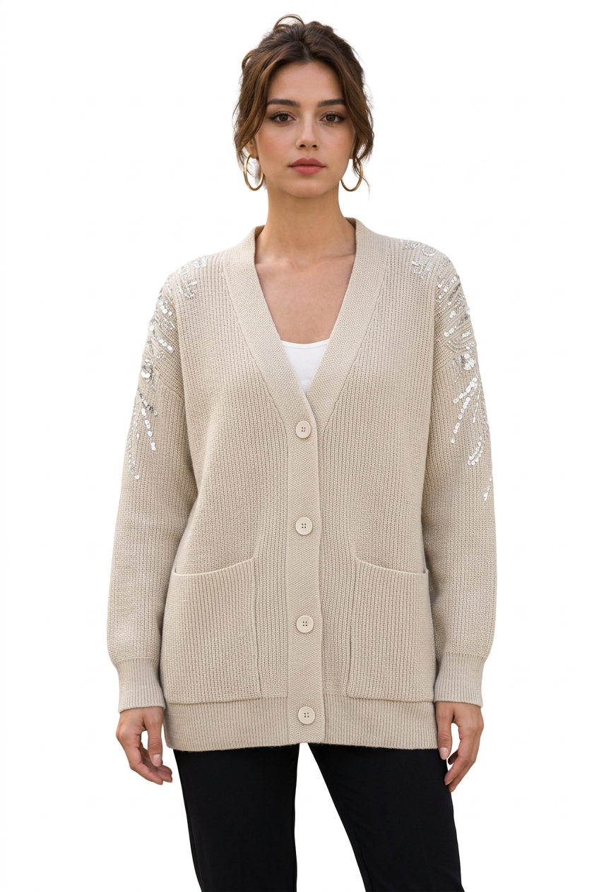 Stéphanie portant le cardigan femme écru à manches ornées