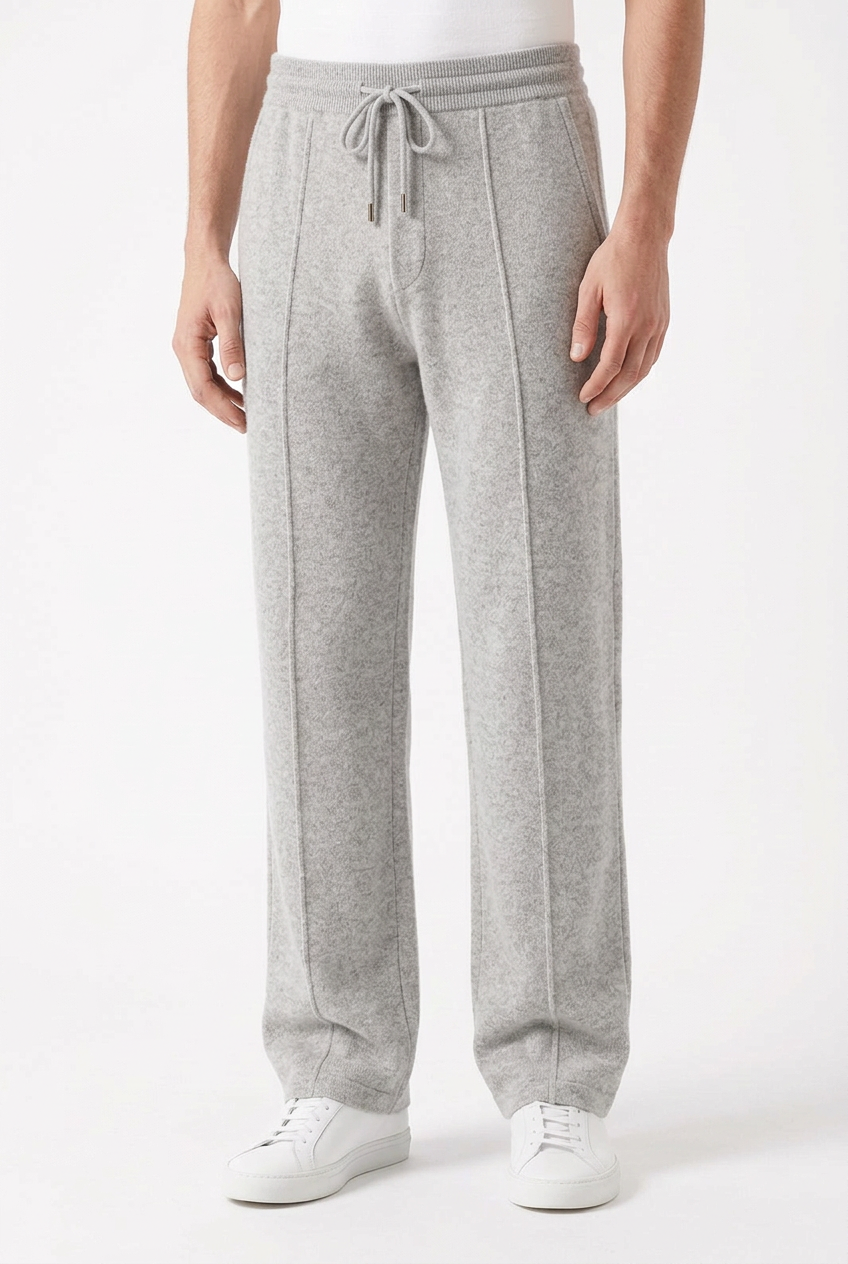 Pantalon Kashmir gris clair, porté ample